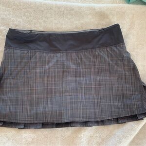 Lulu Lemon - Pace Setter Skort  size 4.  Gray with light pink plaid